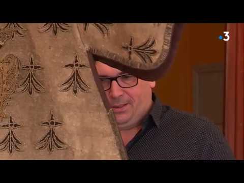 Un tabard, relique exceptionnelle du Moyen-Âge, retrouvé et dévoilé à Carhaix